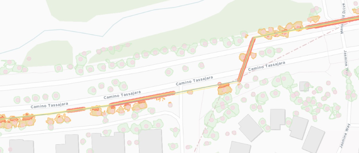Top-down vegetation-risk map with encroaching canopy near the line flagged in red and orange